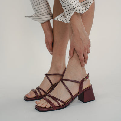 420 sandalia guinda tacón