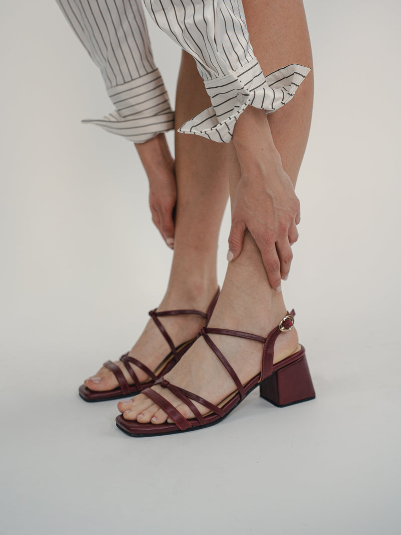 420 sandalia guinda tacón