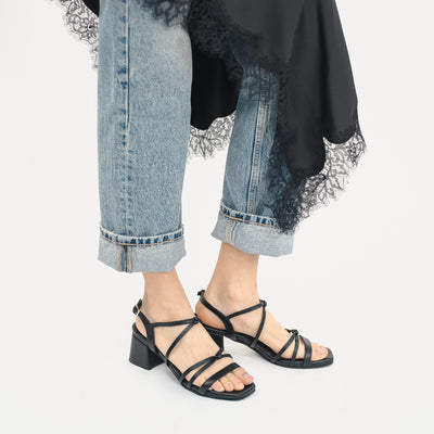 420 sandalia negra tacón