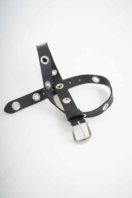 02 Cinturón negro ojetillos