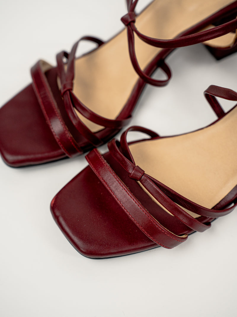 420 sandalia guinda tacón